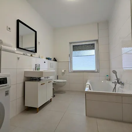 55qm Messe Wohnung, Trade Fair, 6 Minuten Zur Messe شقة